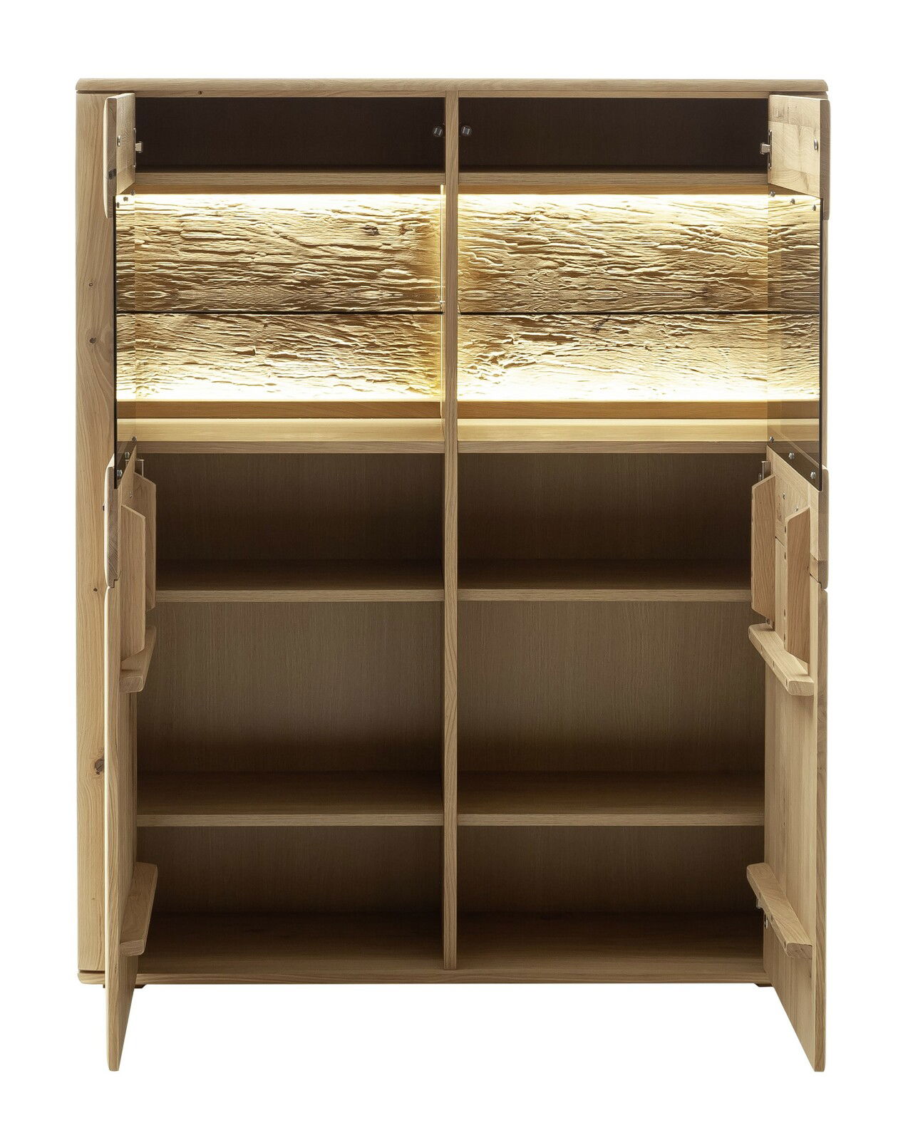 Geöffnete Vitrine ALENTO aus Holz mit mehreren Regalböden und integrierter Beleuchtung, frontale Ansicht.