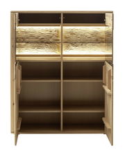 Geöffnete Vitrine ALENTO aus Holz mit mehreren Regalböden und integrierter Beleuchtung, frontale Ansicht.