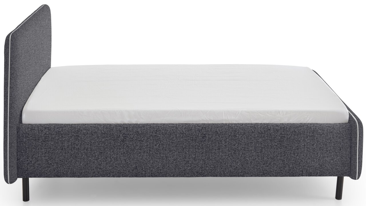 Seitliche Ansicht eines grauen Polsterbetts mit weißer Matratze, schlichtes Design.