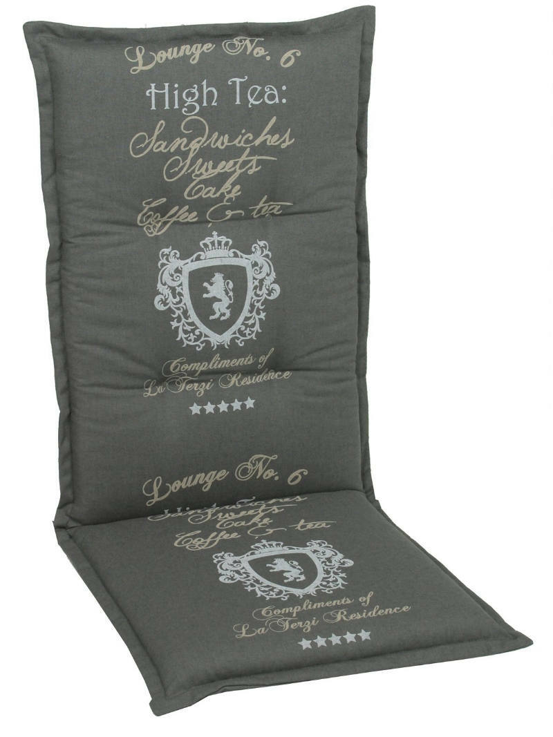 Graue Sesselauflage mit dekorativem Schriftzug und Wappen, seitliche Perspektive