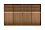 Vierschichtiger Schwebetürenschrank aus Holz mit offener Frontansicht, zeigt mehrere Regalböden und Kleiderstangen.