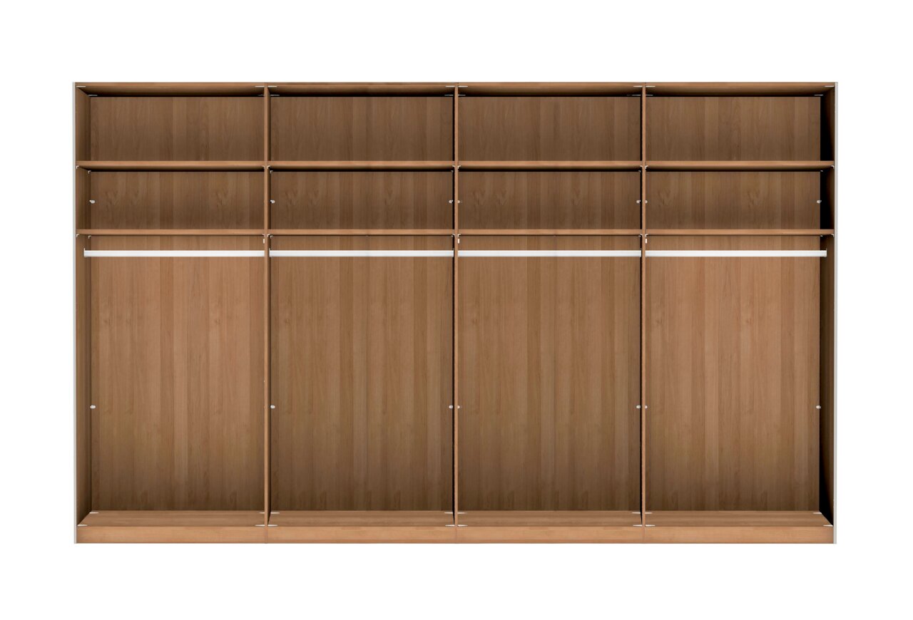 Vierschichtiger Schwebetürenschrank aus Holz mit offener Frontansicht, zeigt mehrere Regalböden und Kleiderstangen.