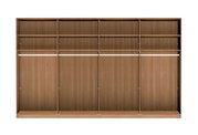 Vierschichtiger Schwebetürenschrank aus Holz mit offener Frontansicht, zeigt mehrere Regalböden und Kleiderstangen.
