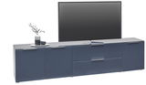 Frontansicht eines modernen XL-TV-Lowboards in dunklem Blau mit Dekoration und einem großen Fernseher darauf.