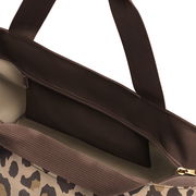 Nahaufnahme einer Shopper-Tasche mit Leopardenmuster in Macchiato-Farben, geöffnete Perspektive von oben mit sichtbarem Innenfach.