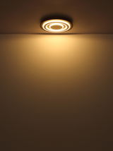Moderne Deckenleuchte mit kreisförmigem Design, von unten betrachtet, strahlt warmes Licht aus.