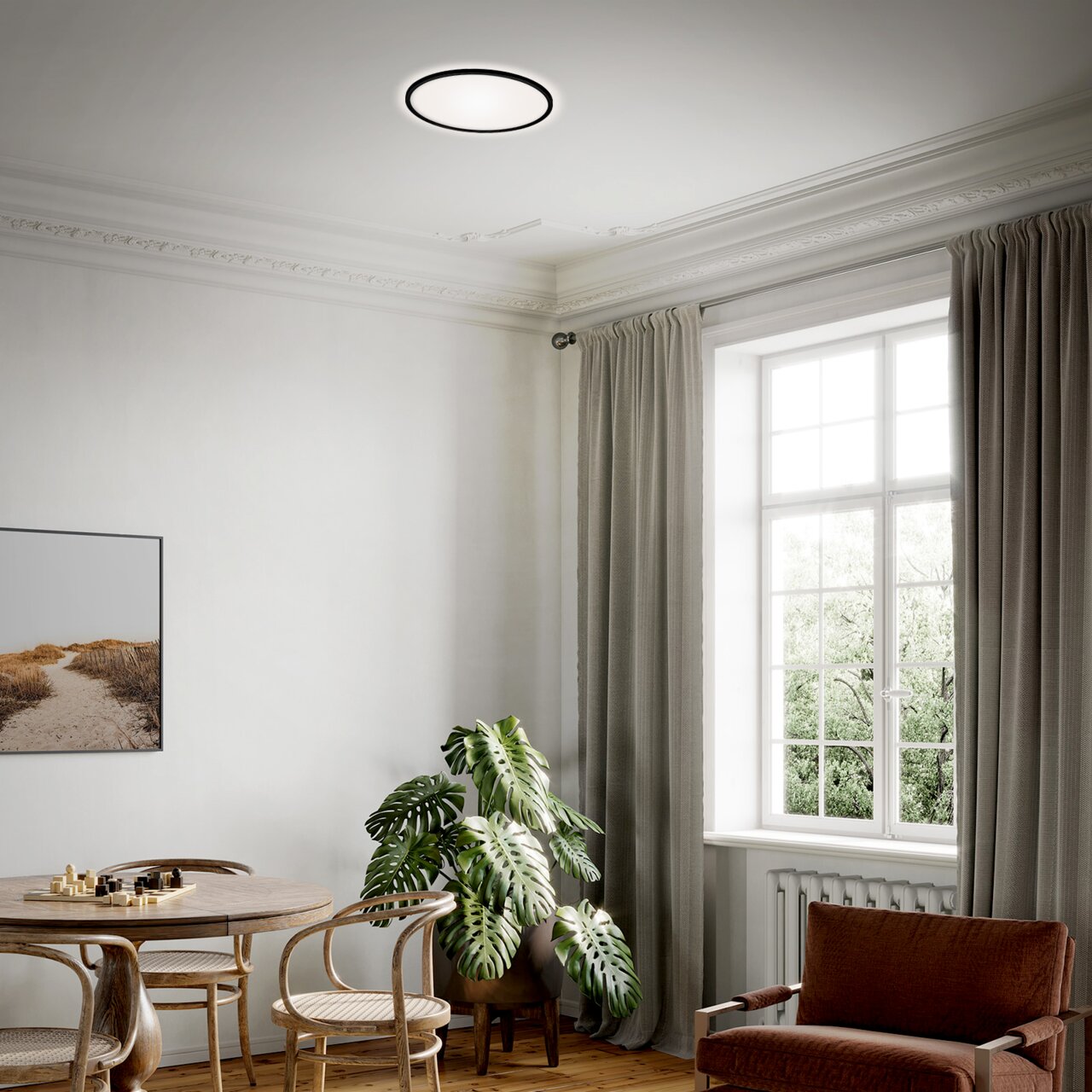 Moderne LED-Deckenleuchte in einem stilvoll eingerichteten Wohnzimmer, aus der Perspektive von unten betrachtet.