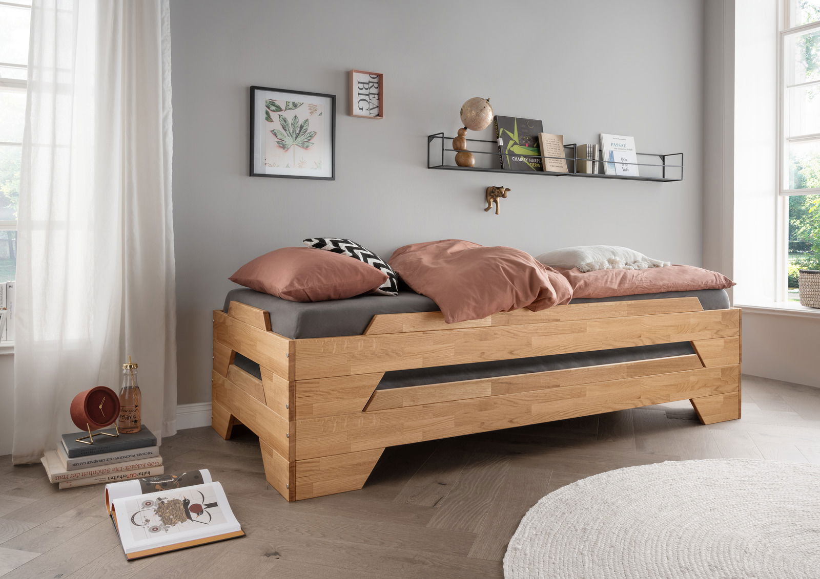 Stapelbett aus Holz in einem modernen Schlafzimmer, seitliche Perspektive
