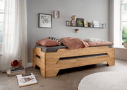 Stapelbett aus Holz in einem modernen Schlafzimmer, seitliche Perspektive