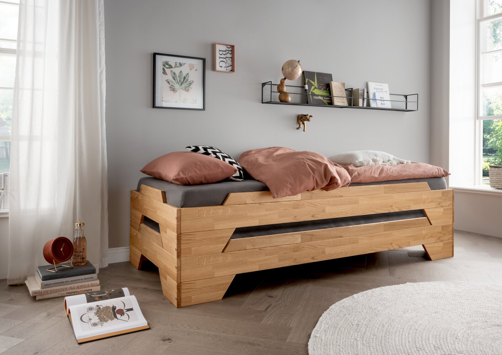 Stapelbett aus Holz in einem modernen Schlafzimmer, seitliche Perspektive