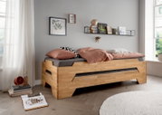 Stapelbett aus Holz in einem modernen Schlafzimmer, seitliche Perspektive