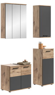 Badezimmermöbel-Set in Holzoptik mit grauen Fronten, bestehend aus einem Spiegelschrank, einem Hängeschrank, einem Waschbeckenunterschrank und einem Hochschrank. Frontalansicht.