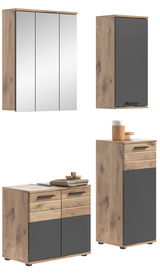 Badezimmermöbel-Set in Holzoptik mit grauen Fronten, bestehend aus einem Spiegelschrank, einem Hängeschrank, einem Waschbeckenunterschrank und einem Hochschrank. Frontalansicht.