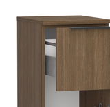 Nahaufnahme eines Unterschranks mit geöffneter Schublade, Holzoptik, seitliche Perspektive