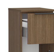 Nahaufnahme eines Unterschranks mit geöffneter Schublade, Holzoptik, seitliche Perspektive