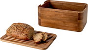 Holz-Brotkasten mit passendem gerilltem Schneidebrett, darauf ein Körnerbrot mit zwei Scheiben, in schräger Vorderansicht vor weißem Hintergrund