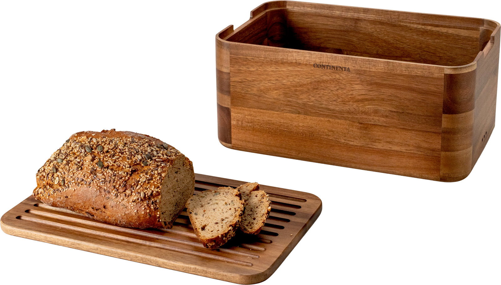 Holz-Brotkasten mit passendem gerilltem Schneidebrett, darauf ein Körnerbrot mit zwei Scheiben, in schräger Vorderansicht vor weißem Hintergrund