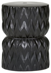 Schwarzer, zylindrischer Hocker/Beistelltisch mit facettierter Rautenstruktur und leicht taillierter Form, freigestellt auf weißem Hintergrund, Frontansicht mit leichtem Blick von oben auf die Oberseite