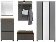 Garderoben-Set 6-tlg. in moderner grauer Optik mit Holzdetails, bestehend aus einem Spiegel, einer Kommode, einer Garderobenleiste mit Haken, einem Schuhschrank und einem Kleiderschrank. Frontalansicht.