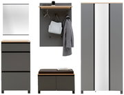 Garderoben-Set 6-tlg. in moderner grauer Optik mit Holzdetails, bestehend aus einem Spiegel, einer Kommode, einer Garderobenleiste mit Haken, einem Schuhschrank und einem Kleiderschrank. Frontalansicht.