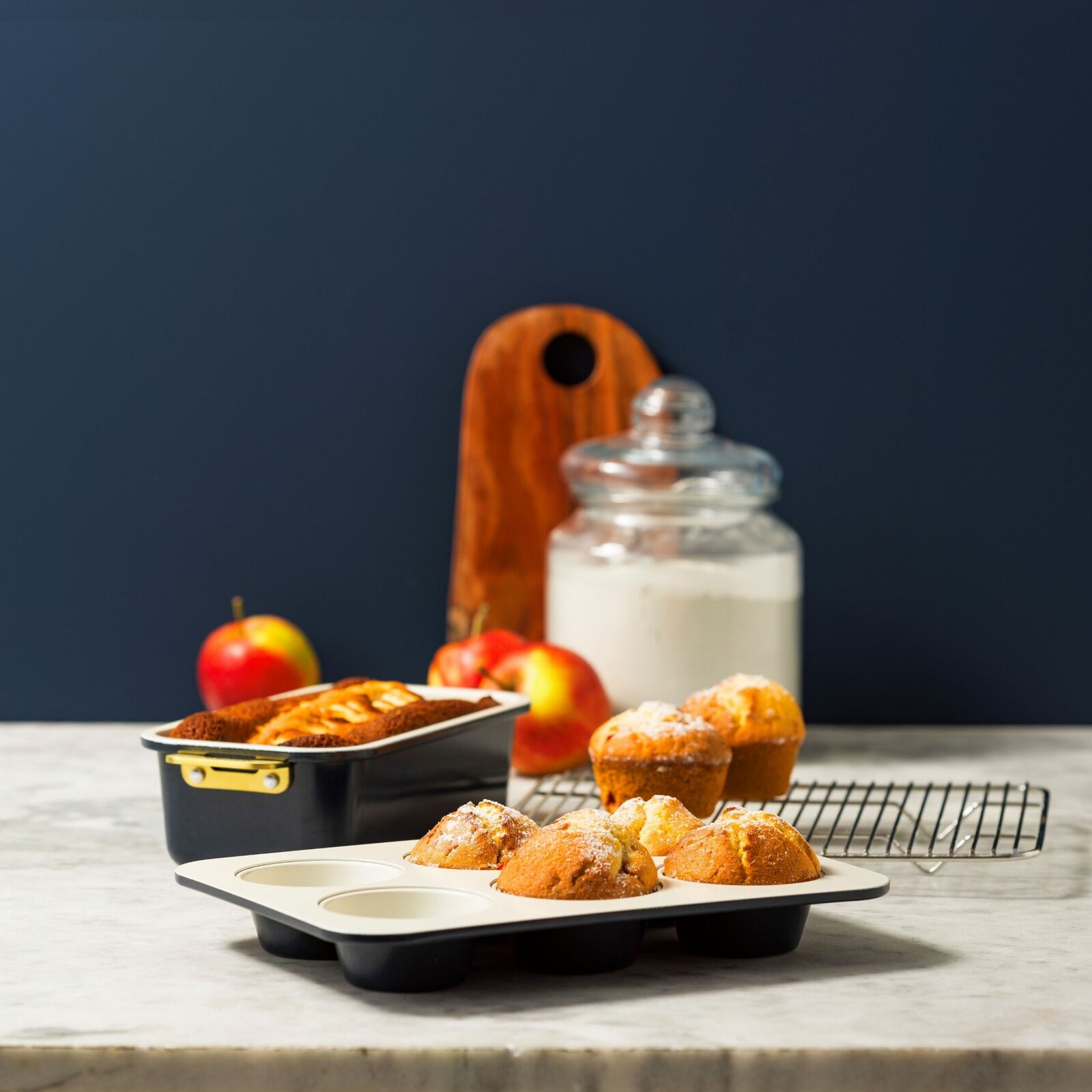 Backformen Set mit Muffins und Kuchen, seitliche Perspektive