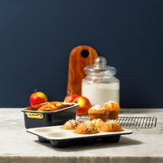 Backformen Set mit Muffins und Kuchen, seitliche Perspektive