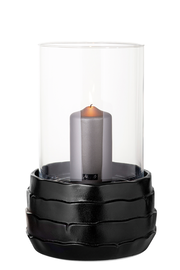 Windlicht aus Keramik mit Glasaufsatz und brennender Kerze, Frontalansicht