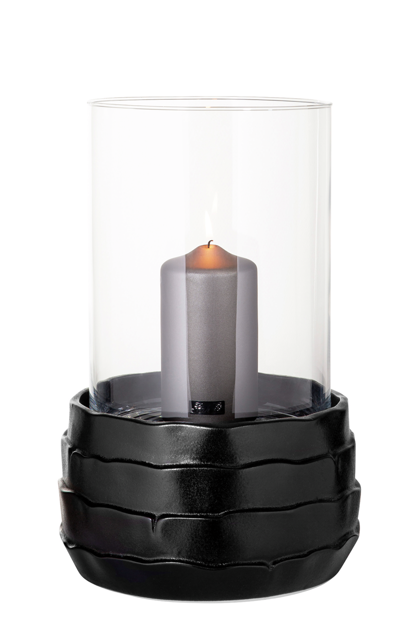 Windlicht aus Keramik mit Glasaufsatz und brennender Kerze, Frontalansicht