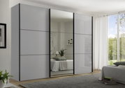 Moderano Schwebetürenschrank PRIMO in einem modernen Schlafzimmer, frontal betrachtet, mit einem großen Spiegel in der Mitte und eleganten, grauen Türen.
