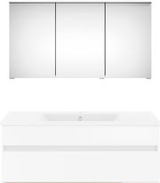 Frontansicht einer modernen weißen Badkombination mit Spiegelschrank und Waschbeckenunterschrank.