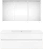 Vooraanzicht van een moderne witte badkamercombinatie met spiegelkast en wastafelonderkast.