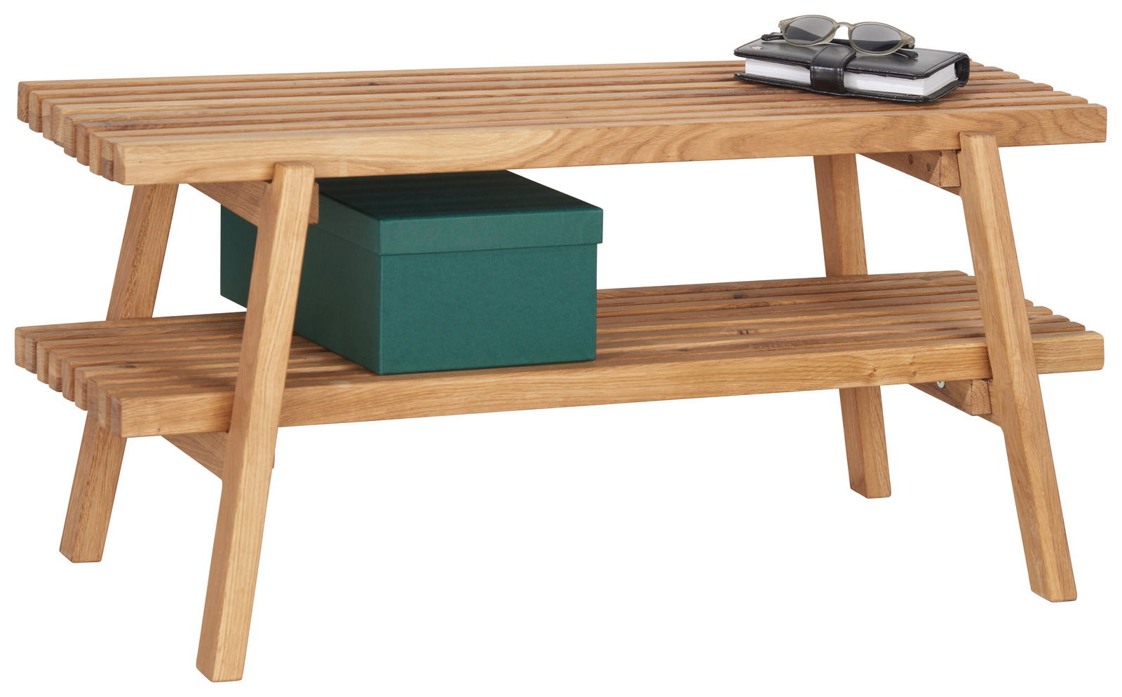 Garderobenbank aus Holz mit zwei Ablagen, auf der oberen Ablage liegen eine Sonnenbrille und ein Notizbuch, auf der unteren Ablage steht eine grüne Box. Perspektive von schräg vorne.