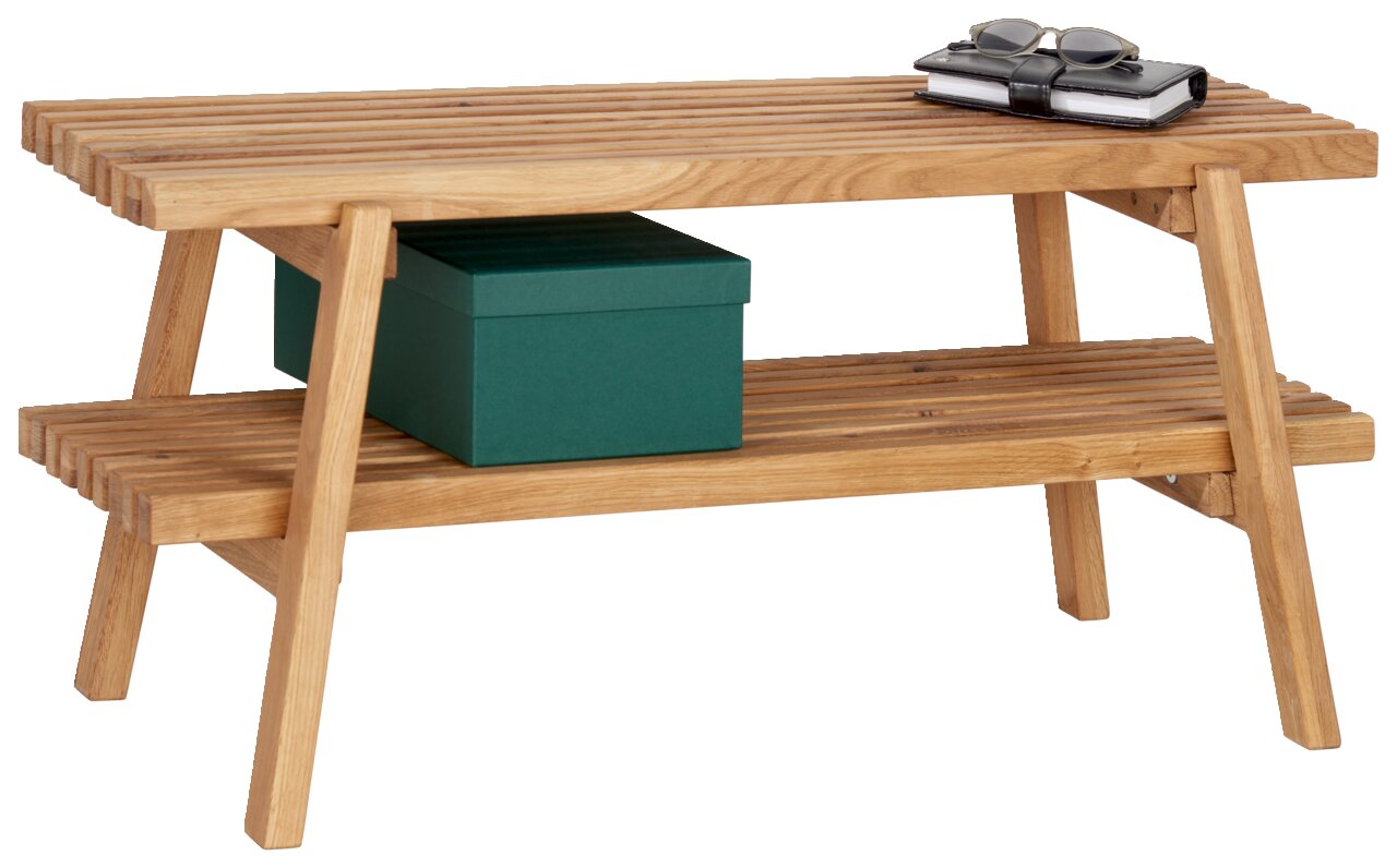 Linea Natura Garderobenbank STUDIO LINE Garderobenbank aus Holz mit zwei Ablagen, auf der oberen Ablage liegen eine Sonnenbrille und ein Notizbuch, auf der unteren Ablage steht eine grüne Box. Perspektive von schräg vorne.