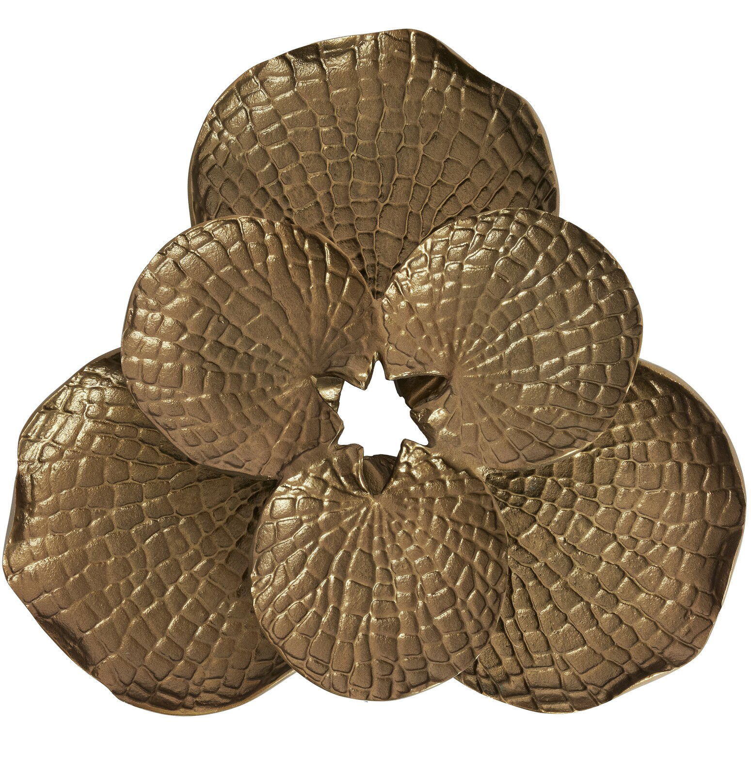 Goldenes Wandornament in Form von überlappenden Blütenblättern mit strukturierter Oberfläche, Frontalansicht.
