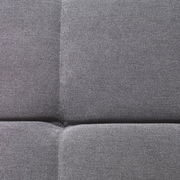 Nahaufnahme des grauen Stoffbezugs des Hom'in Ecksofas TAIFUN, perspektivisch von oben.