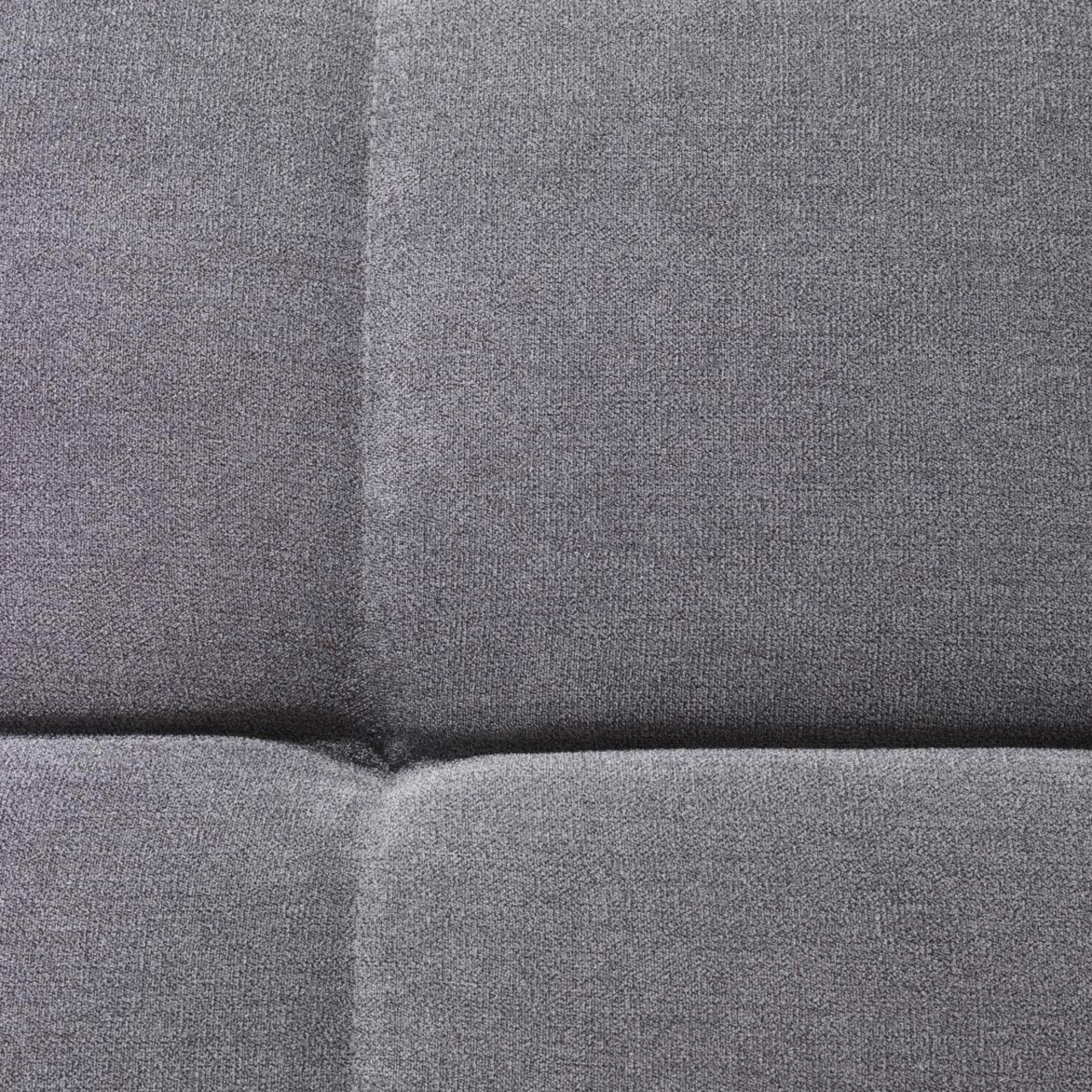 Nahaufnahme des grauen Stoffbezugs des Hom'in Ecksofas TAIFUN, perspektivisch von oben.