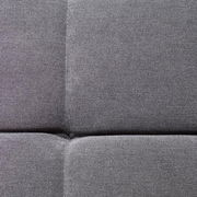 Nahaufnahme des grauen Stoffbezugs des Hom'in Ecksofas TAIFUN, perspektivisch von oben.