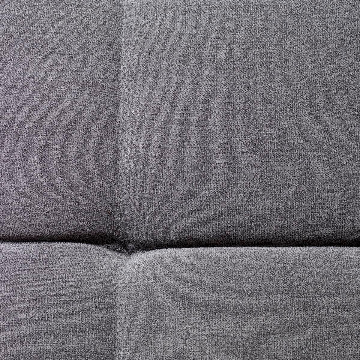 Nahaufnahme des grauen Stoffbezugs des Hom'in Ecksofas TAIFUN, perspektivisch von oben.