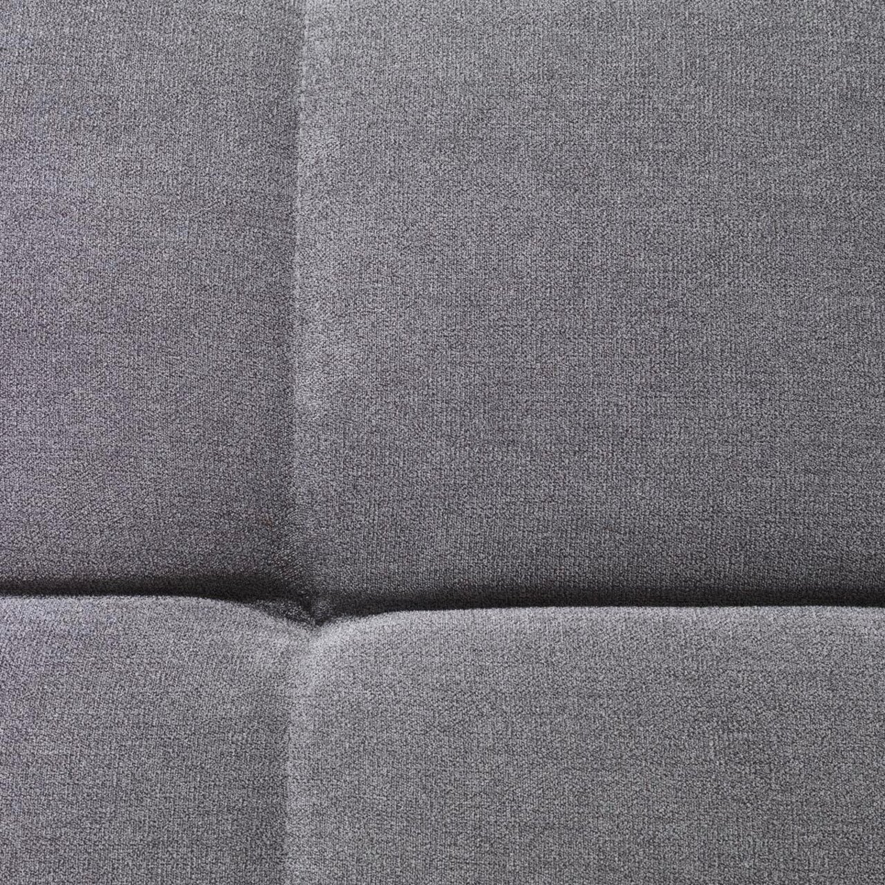 Nahaufnahme des grauen Stoffbezugs des Hom'in Ecksofas TAIFUN, perspektivisch von oben.