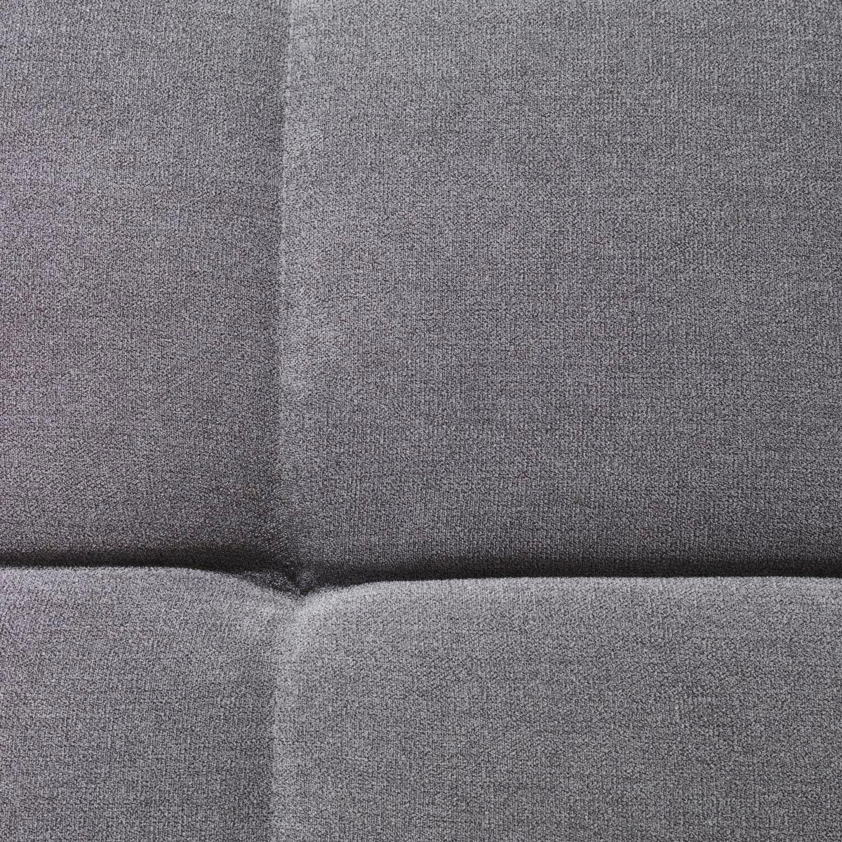 Nahaufnahme des grauen Stoffbezugs des Hom'in Ecksofas TAIFUN, perspektivisch von oben.