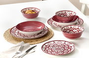 Tellerset 16-tlg. in Burgund mit dekorativem Muster, aus der Vogelperspektive auf einem weißen Tisch arrangiert.