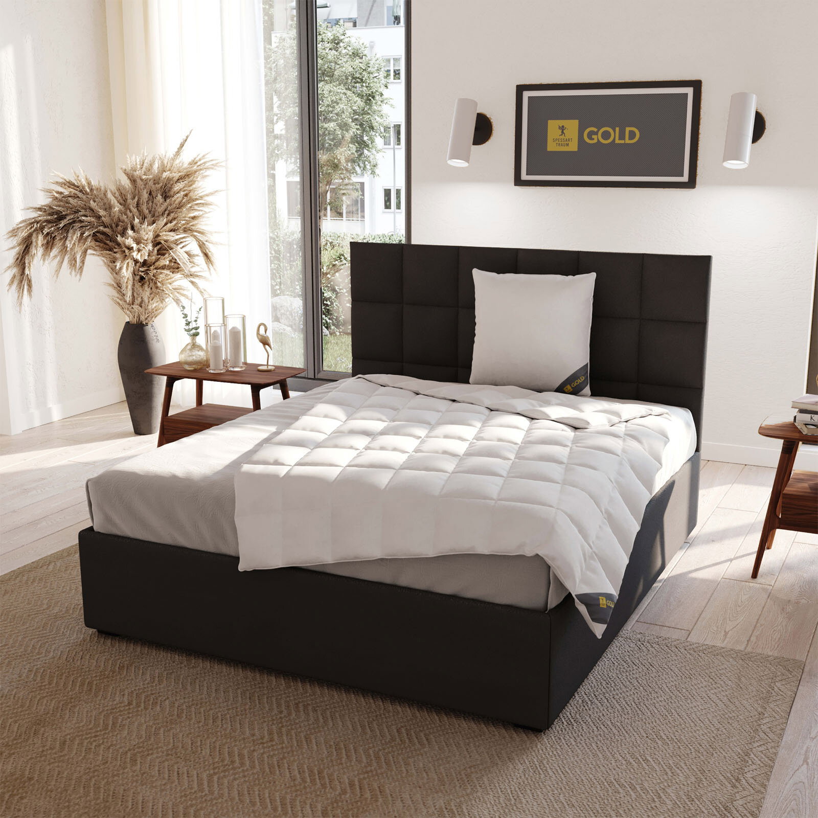 Gemütliches Schlafzimmer mit einem stilvollen, schwarzen Bett und einer weißen Sommerdecke. Die Decke ist elegant auf dem Bett drapiert, umgeben von natürlichem Licht und moderner Dekoration.