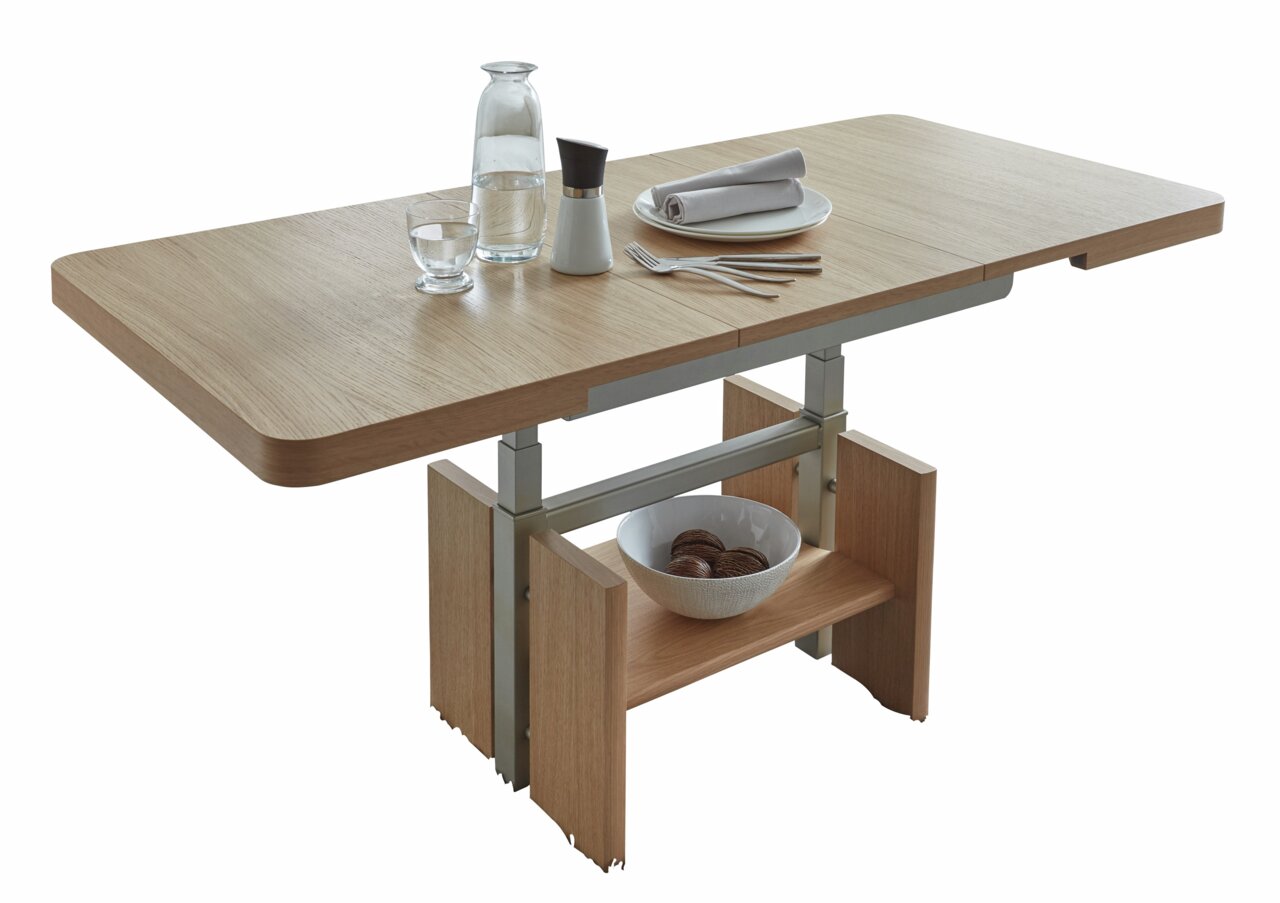 Moderner Couchtisch aus Holz mit Metallakzenten, gedeckt mit Geschirr und Besteck, seitliche Perspektive.