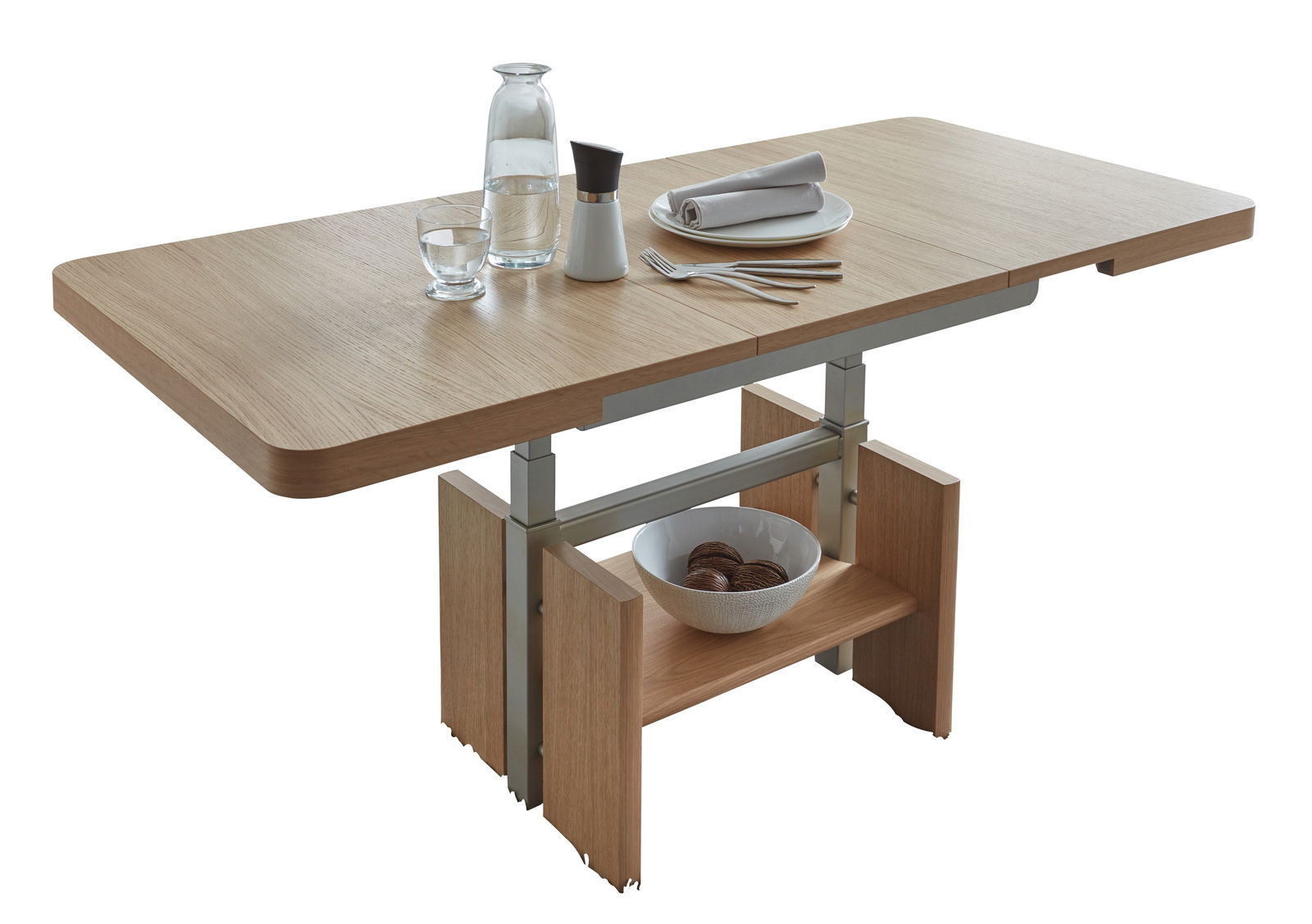 Moderner Couchtisch aus Holz mit Metallakzenten, gedeckt mit Geschirr und Besteck, seitliche Perspektive.