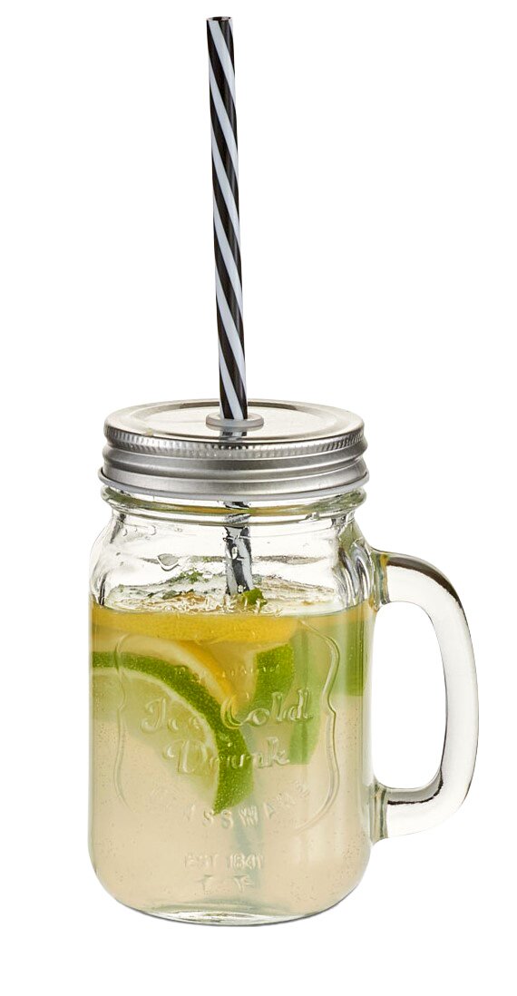 Trinkglas im Einmachglas-Stil mit Henkel und Schraubdeckel, gefüllt mit einem Getränk und Limettenscheiben, aus der Frontalperspektive.