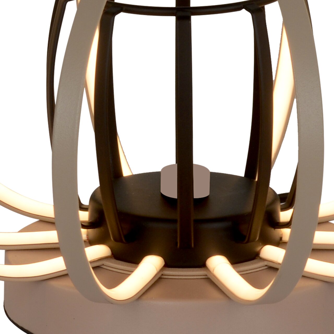 Nahaufnahme einer modernen Tischleuchte mit gebogenen Metallstreben und integrierter Beleuchtung.