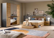Modernes Schlafzimmer-Set in Eiche-Optik mit Bett inklusive Schubladen, Nachttisch und Kleiderschrank mit Spiegeltüren, fotografiert in frontaler Raumansicht aus leicht erhöhter Perspektive