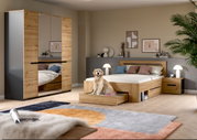 Modernes Schlafzimmer-Set in Eiche-Optik mit Bett inklusive Schubladen, Nachttisch und Kleiderschrank mit Spiegeltüren, fotografiert in frontaler Raumansicht aus leicht erhöhter Perspektive