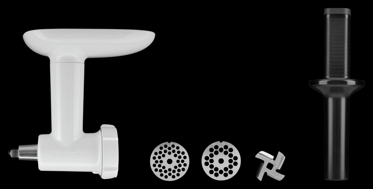 Fleischwolf-Zubehör in Vorderansicht mit verschiedenen Aufsätzen und Stopfer