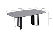 Moderner Couchtisch mit grauer Tischplatte und schwarzen Metallbeinen, seitliche Perspektive